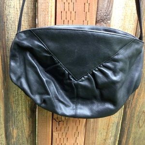Brio! Black leather purse shoulder bag. Adjustable. Vintage.